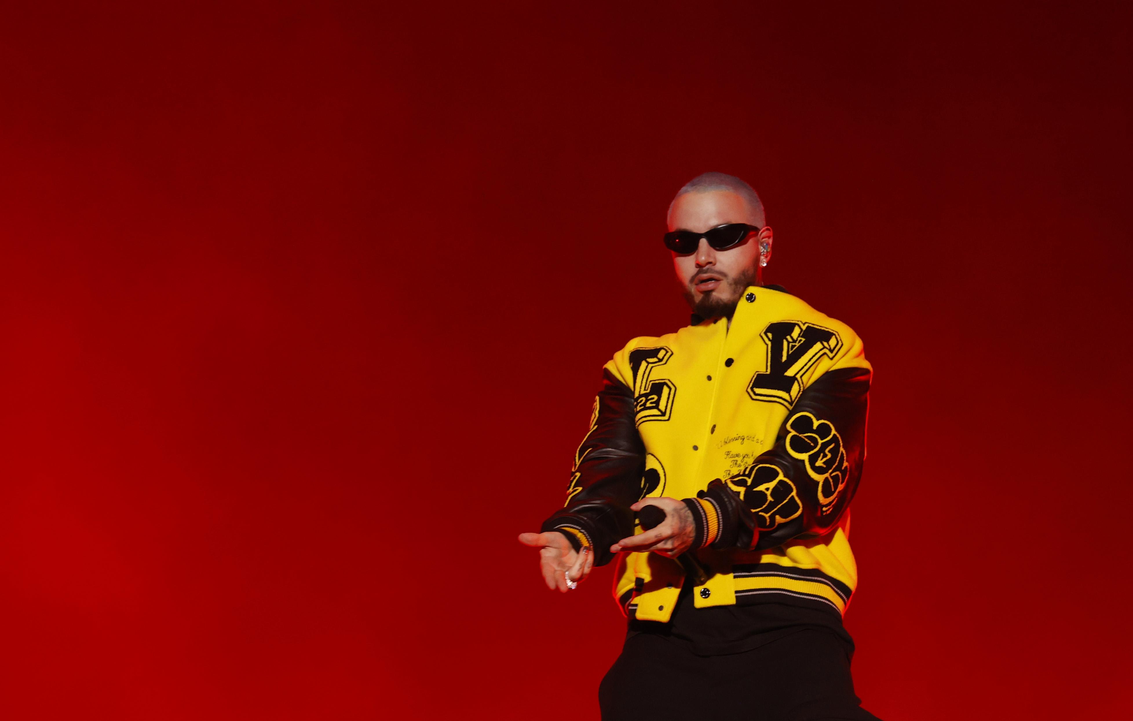 J Balvin recibe el Premio Impacto Latino por su aporte a la salud mental J Balvin recibe el Premio Impacto Latino por su aporte a la salud mental