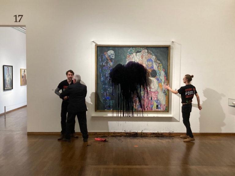 Activistas arrojan petróleo sobre un cuadro de Klimt en un museo de Viena Activistas arrojan petróleo sobre un cuadro de Klimt en un museo de Viena