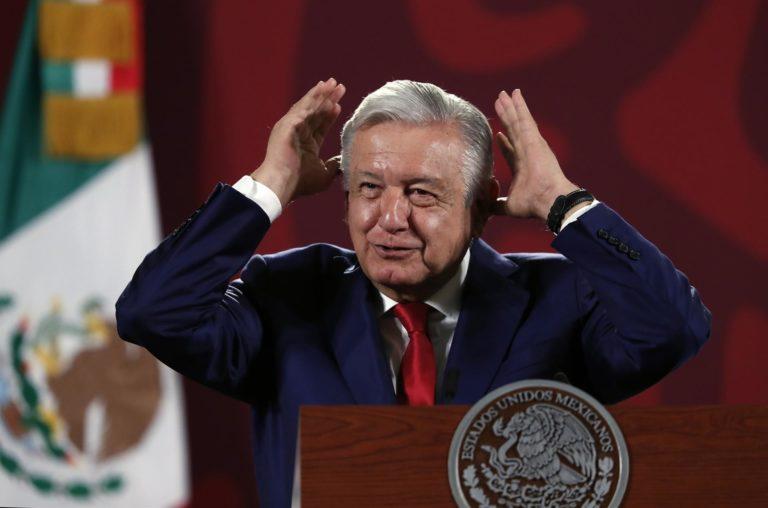 AMLO califica marcha en favor del INE como un “striptease” político