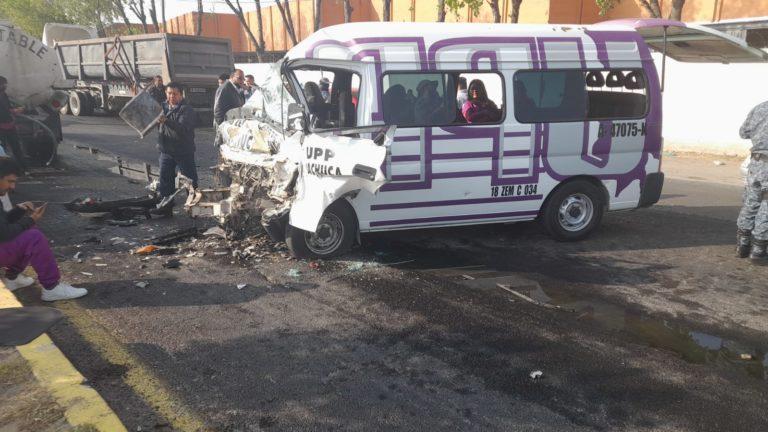 Brutal choque deja a conductor prensado y ocho más lesionados