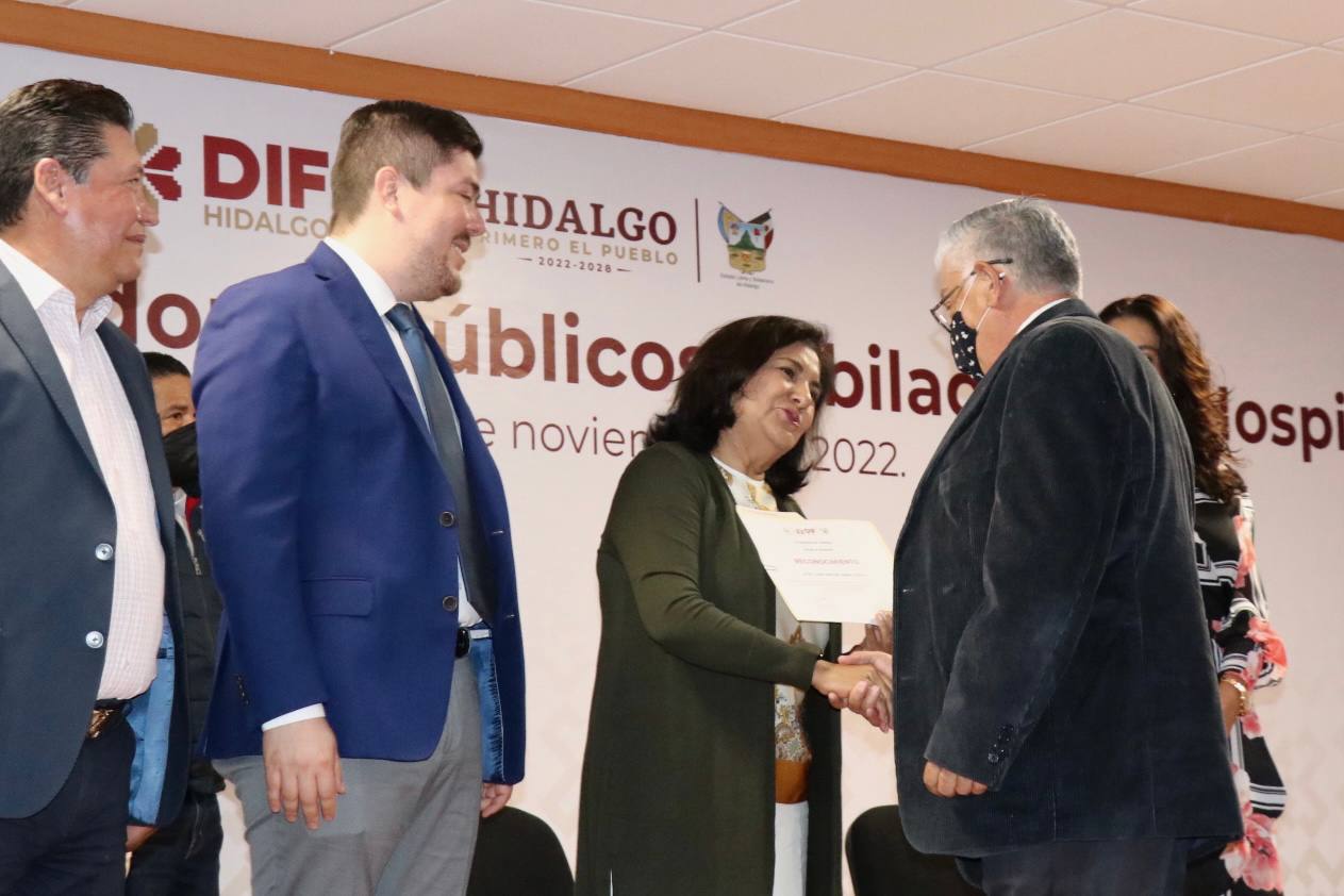 Edda Vite entrega de reconocimientos a Personal Jubilado 