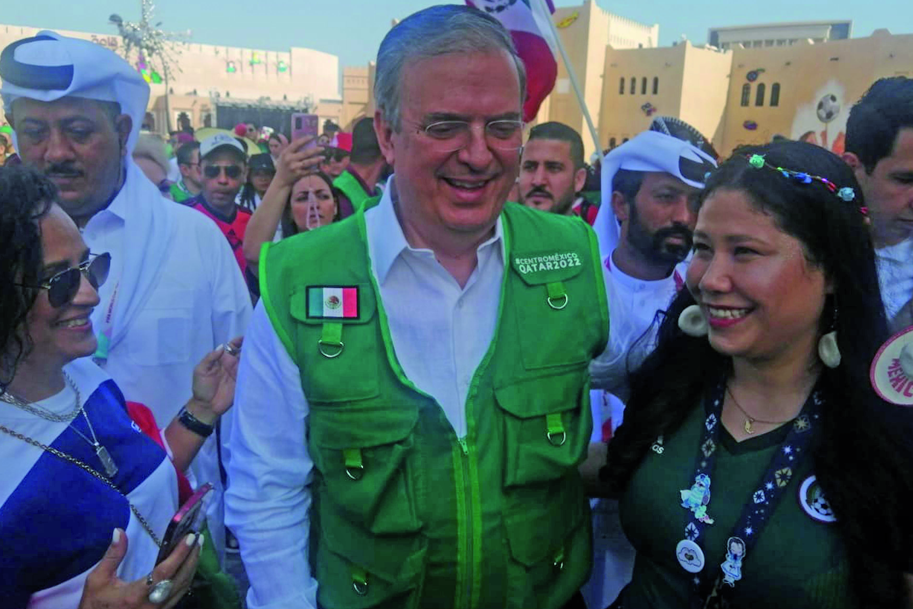 Aficionados mexicanos le piden cerveza a Marcelo Ebrard en Qatar Aficionados mexicanos le piden cerveza a Marcelo Ebrard en Qatar
