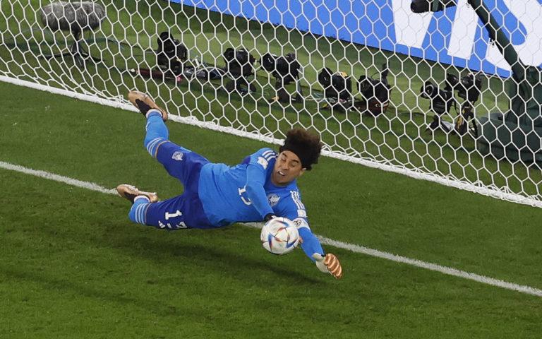 Guillermo Ochoa salva a México y empata ante Polonia