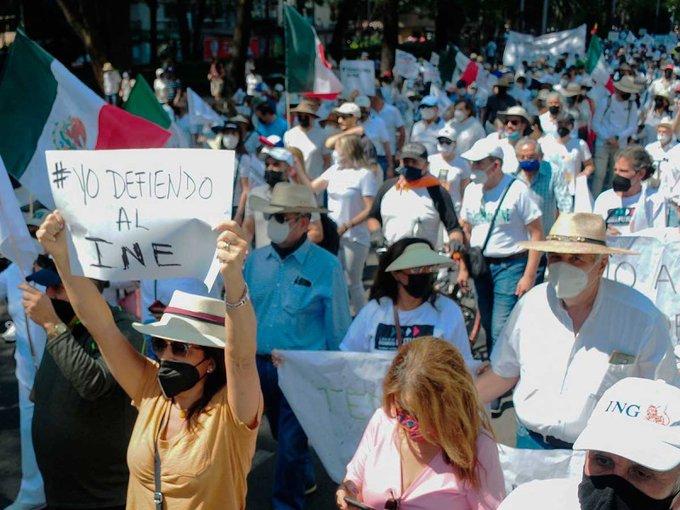 Mexicanos en Madrid se unen a marcha en defensa del INE Mexicanos en Madrid se unen a marcha en defensa del INE