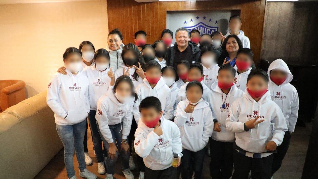 Julio Menchaca festejó con niñas y niños del DIFH