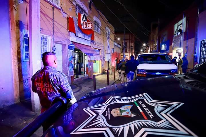 Mediante un cateo nocturno atraparon a dos distribuidores de droga