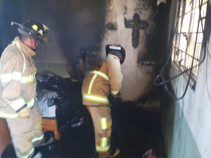 Incendio amenazaba con propagarse; bomberos sofocaron el siniestro