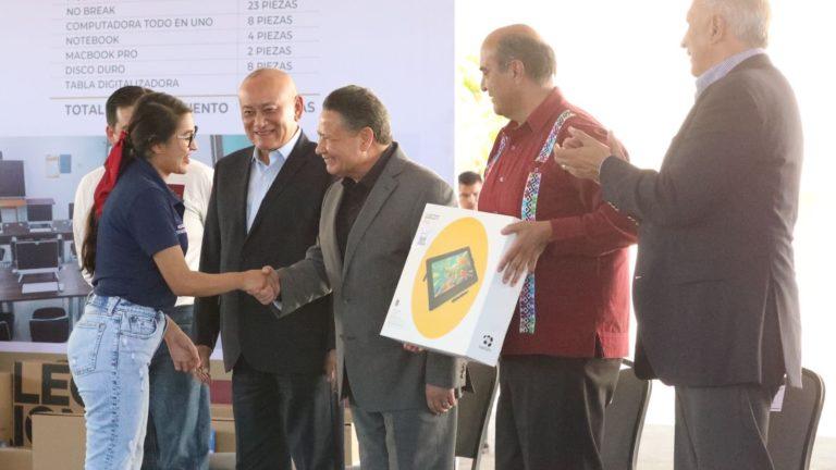 Entrega Julio Menchaca apoyos a la educación, agricultura e infraestructura Entrega Julio Menchaca apoyos a la educación, agricultura e infraestructura