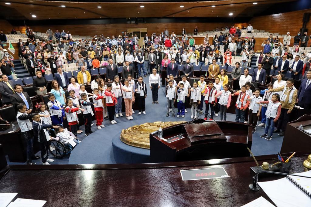 Protestan ante el Pleno integrantes del Octavo Parlamento Infantil Hidalgo 2022