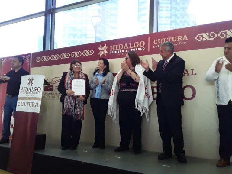 Reconocen a Laura Lara por 21 años de fomento a la lectura Reconocen a Laura Lara por 21 años de fomento a la lectura