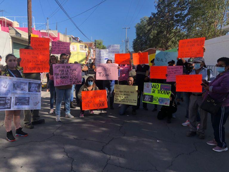 Padres de familia se manifestaron; acusan abuso sexual en kinder Padres de familia se manifestaron; acusan abuso sexual en kinder