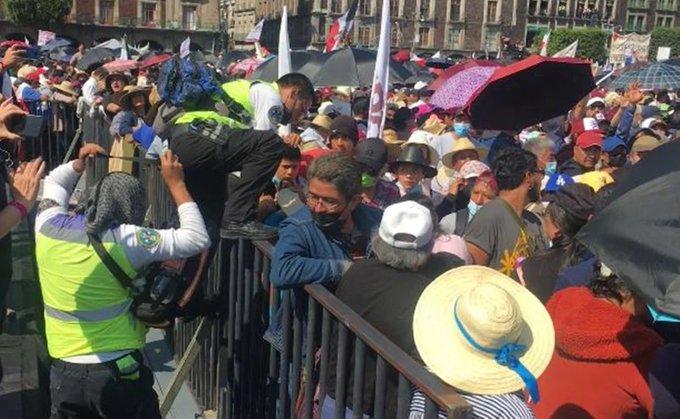 Registran desmayos en el Zócalo, tras espera de 5 horas Registran desmayos en el Zócalo, tras espera de 5 horas