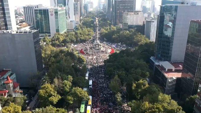 El Ángel de la Independencia se convierte en central de autobuses El Ángel de la Independencia se convierte en central de autobuses