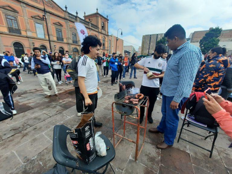 Arman carne asada en Plaza Fundadores de SLP para ver a México