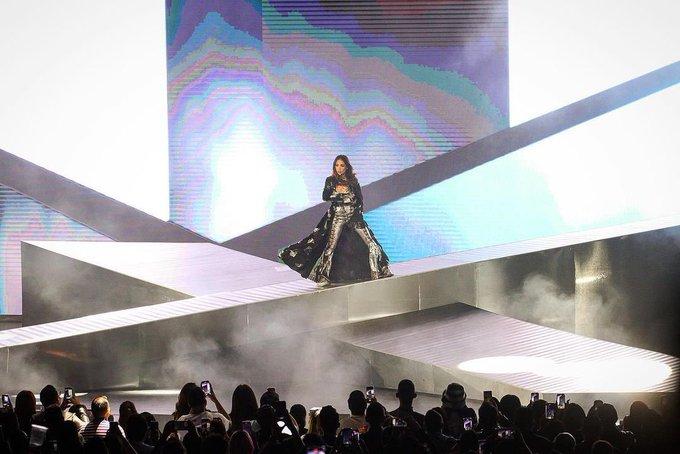 Danna Paola sufre accidente en el escenario
