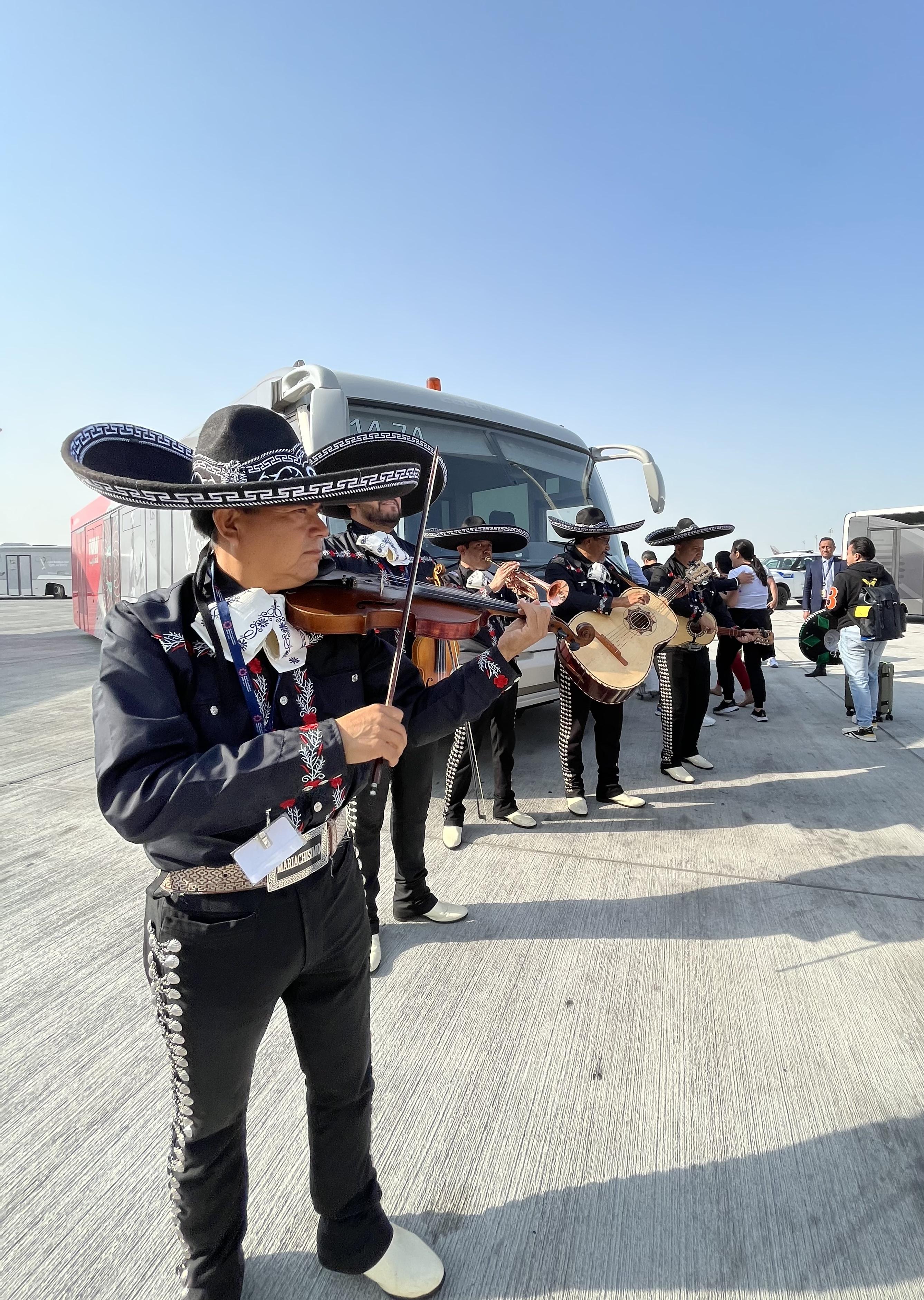 Con “El Rey”, mariachi sorprende en Doha previo a partido del Tri Con “El Rey”, mariachi sorprende en Doha previo a partido del Tri