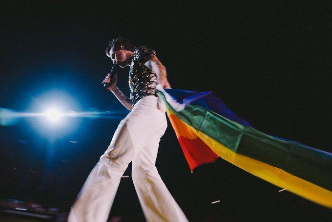 Fans esperan ver a Harry Styles, pero el cantante, ni sus luces Fans esperan ver a Harry Styles, pero el cantante, ni sus luces