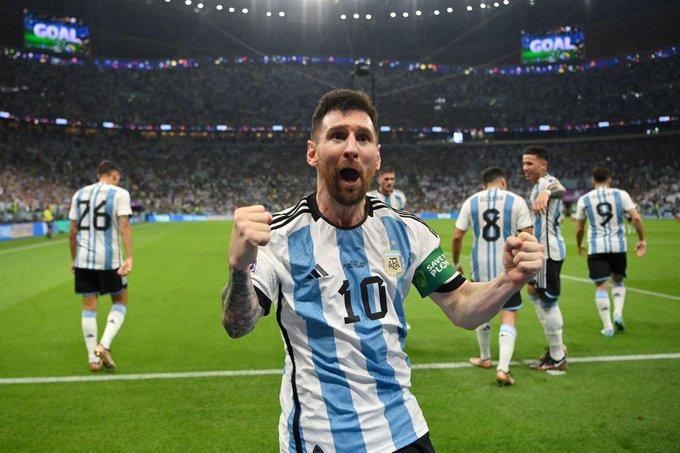 Messi patea la playera de la Selección Mexicana Messi patea la playera de la Selección Mexicana