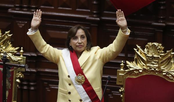 La abogada Dina Boluarte jura como primera presidenta de la historia de Perú