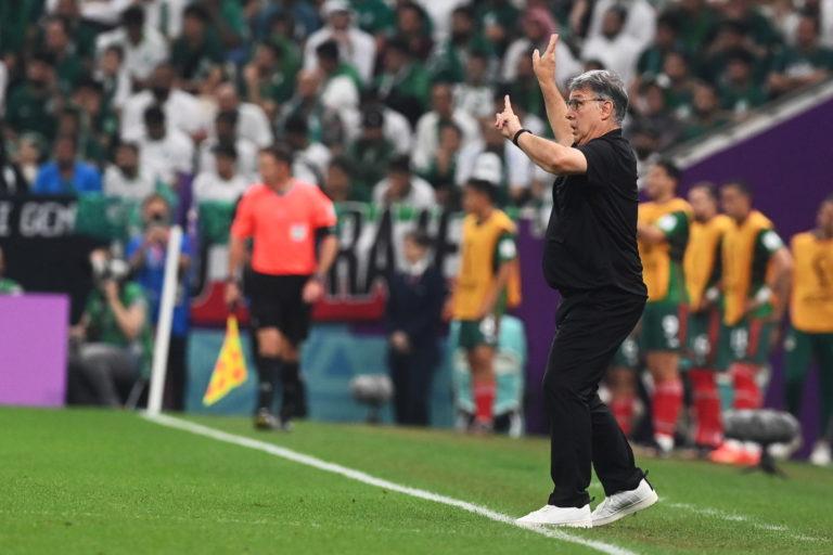 Gerardo Martino regresó a México entre empujones y reclamos