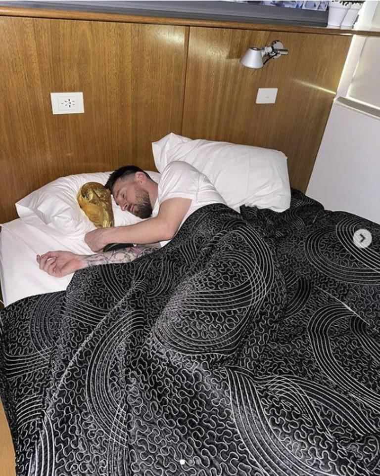 Messi amanece con la Copa del Mundo Messi amanece con la Copa del Mundo