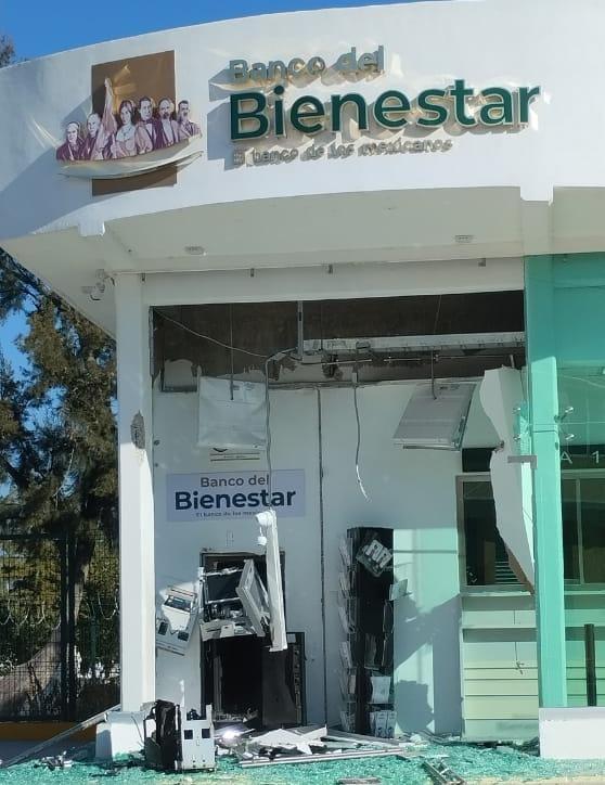 Explotan un cajero del banco bienestar roban el dinero y se dan a la fuga Explotan un cajero del banco bienestar roban el dinero y se dan a la fuga