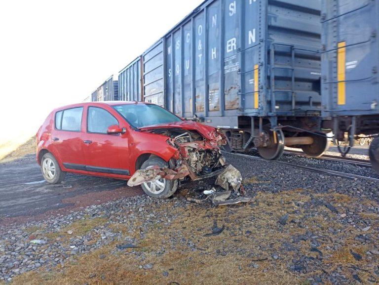 Intentó ganarle el paso al tren y falló  
