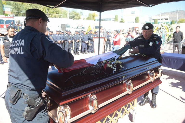Rinden homenaje al policía que murió atropellado Rinden homenaje al policía que murió atropellado