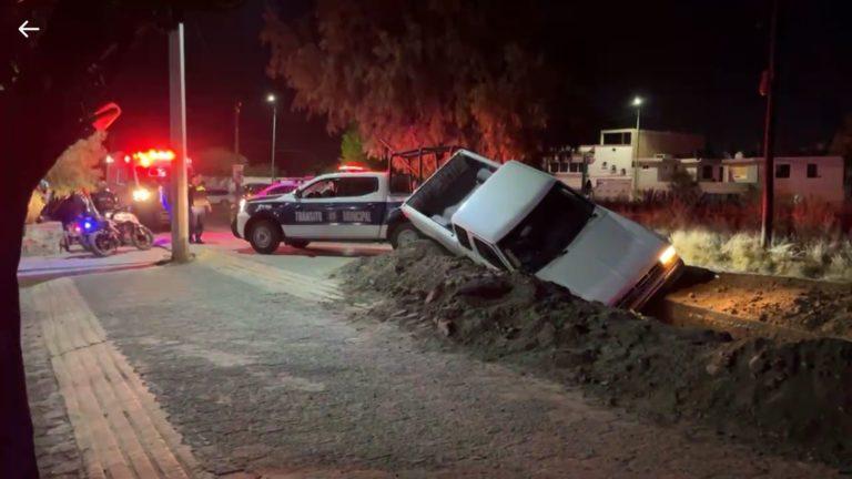 Conductor ebrio cayó en un socavón