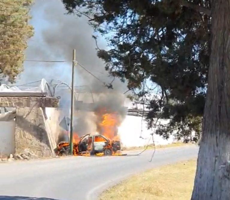 Se incendia vehículo, también presentaba impactos de arma de fuego Se incendia vehículo, también presentaba impactos de arma de fuego