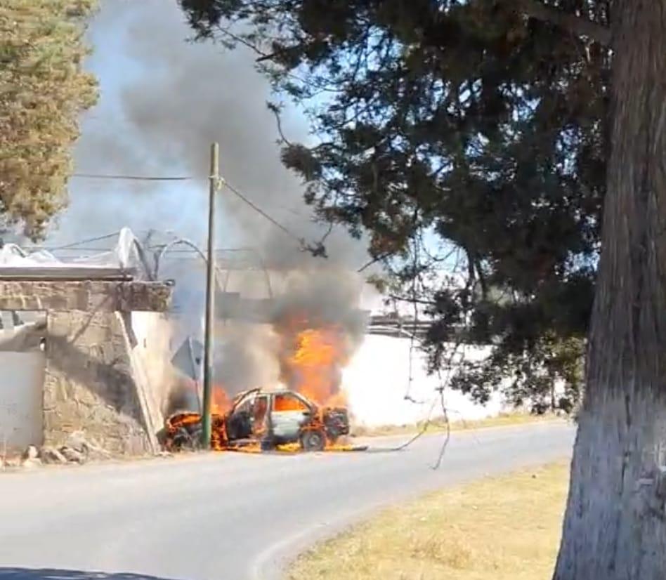 Se incendia vehículo, también presentaba impactos de arma de fuego