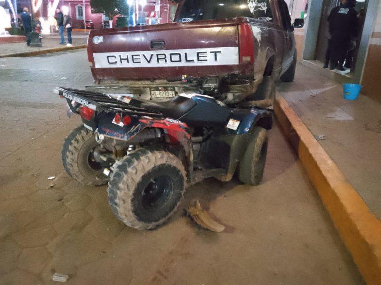 Chocan moto patrullas e insultan a oficiales municipales