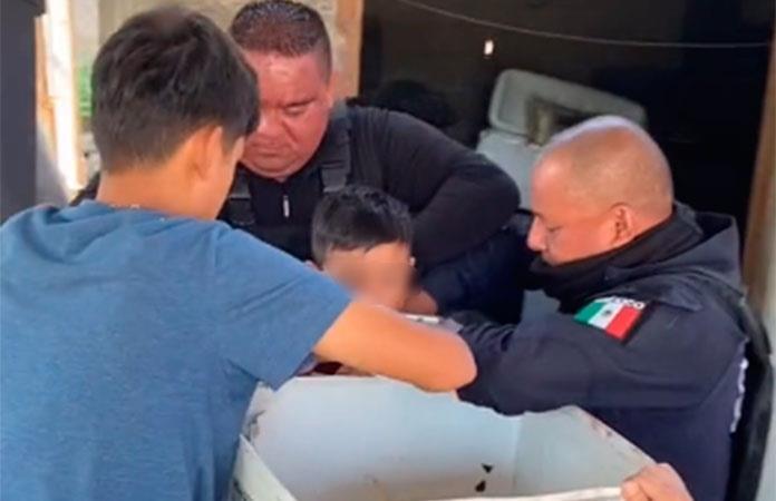 VIDEO | Niño queda atrapado en el interior de una lavadora