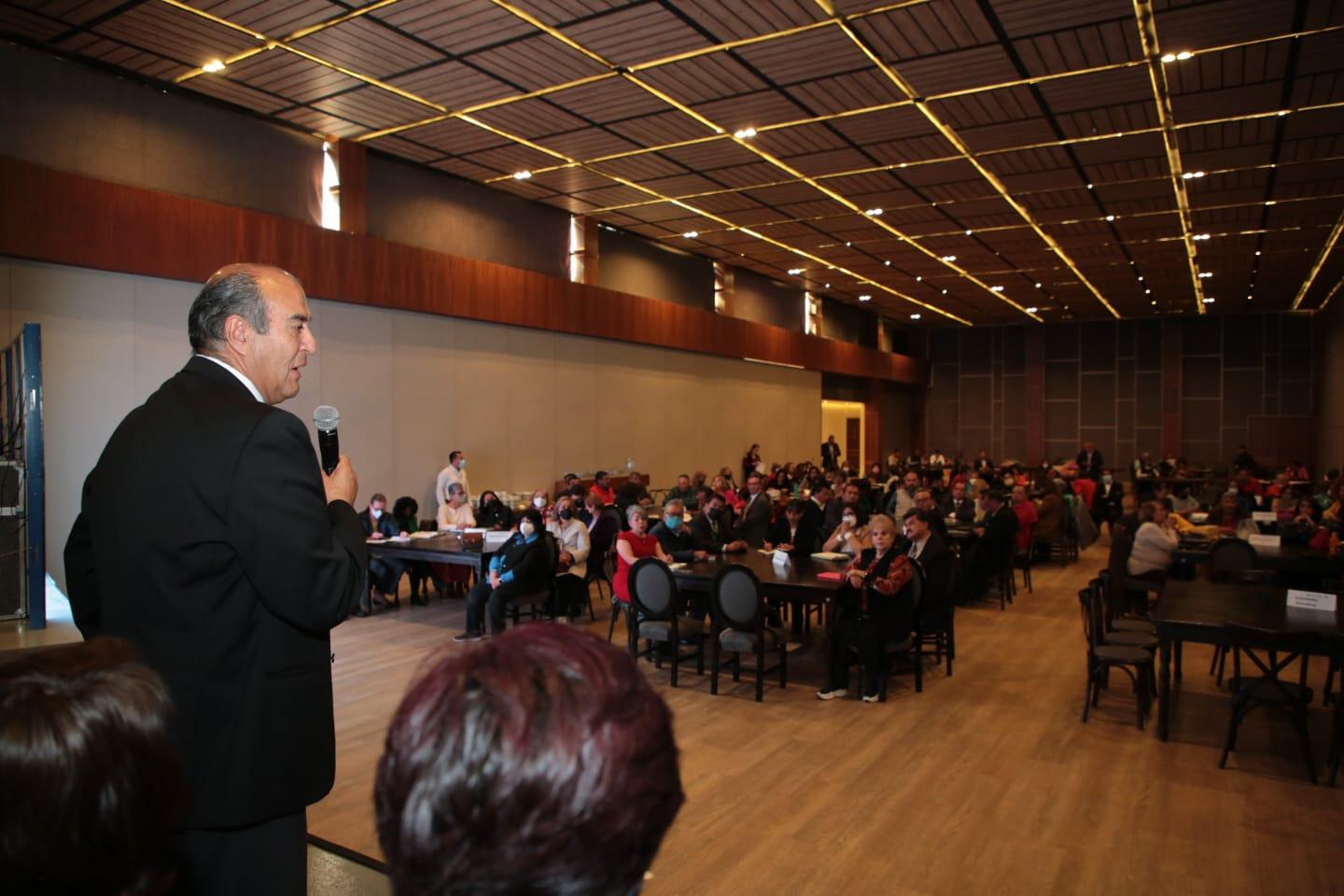 Capacitan a figuras educativas en temas de inteligencia emocional 