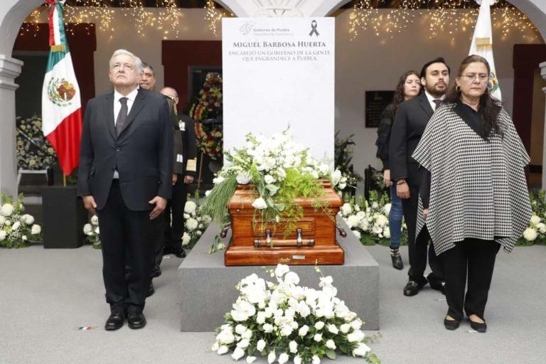 AMLO rinde homenaje de cuerpo presente a Barbosa en Puebla