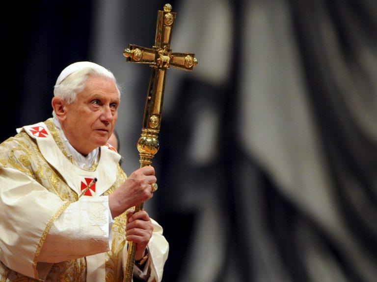 Benedicto XVI, el papa teólogo que no consiguió vencer a los cuervos
