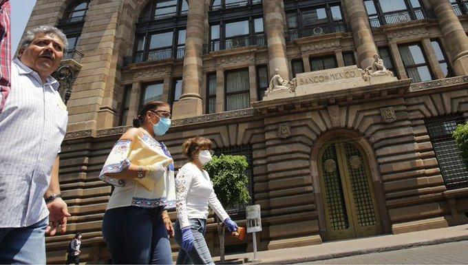 Alza en tasa de Banxico frena depreciación de peso frente a dólar