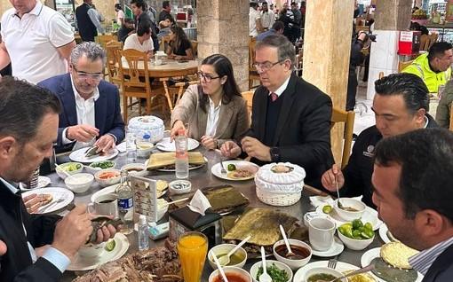 Con una barbacoa, Ebrard inicia visita a Querétaro