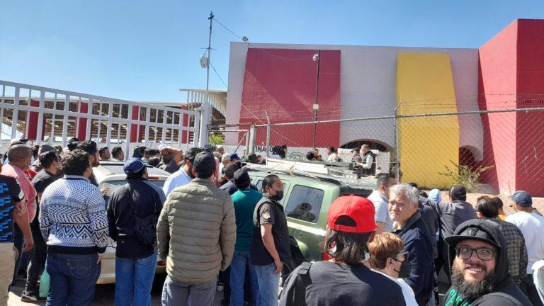 LOS COMERCIANTES TAMBIÉN SON PUEBLO LOS COMERCIANTES TAMBIÉN SON PUEBLO
