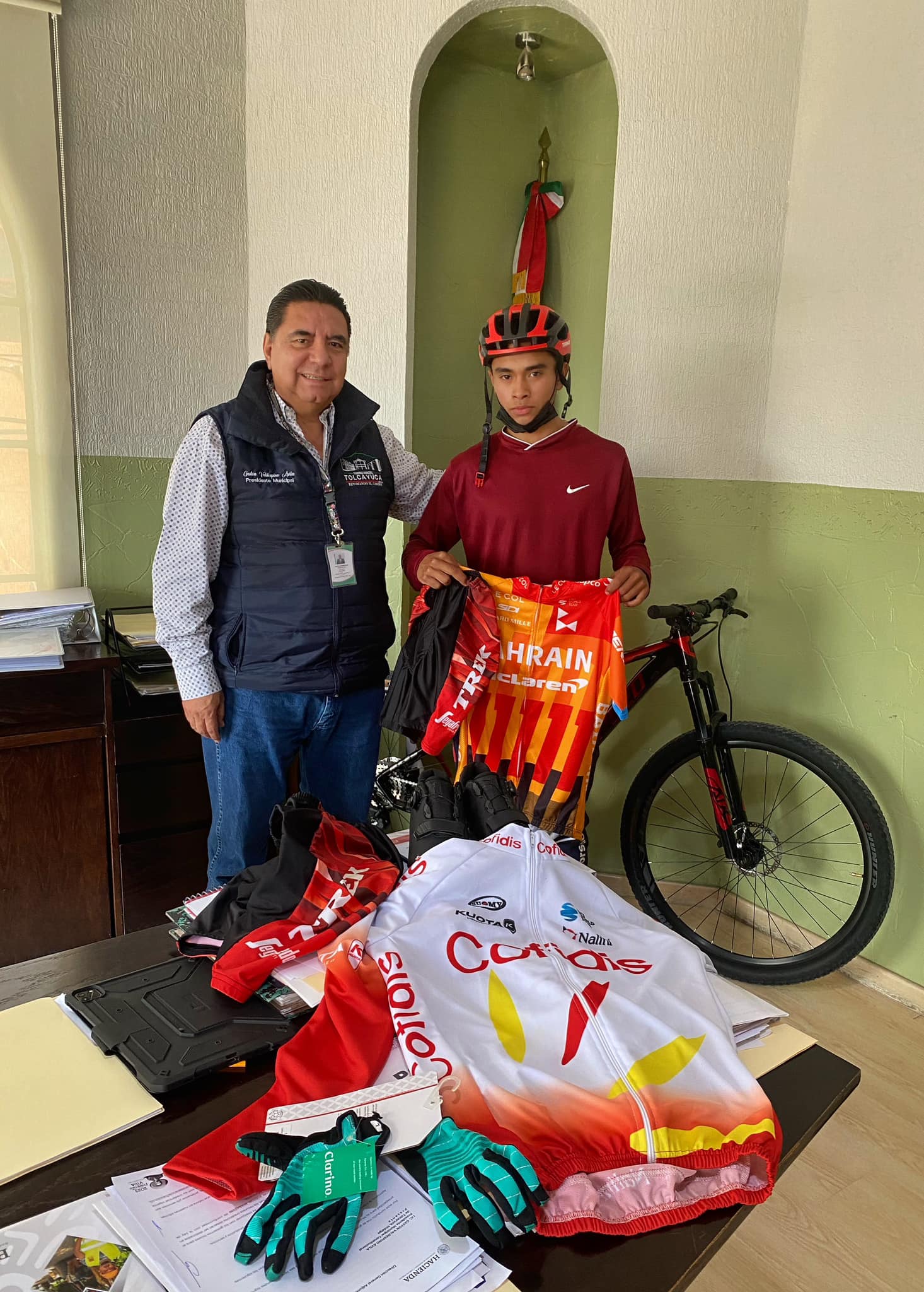 Alcalde apoya a deportista en ciclismo 