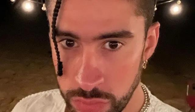 Bad Bunny enfurece con una de sus fans y arroja su celular al mar Bad Bunny enfurece con una de sus fans y arroja su celular al mar