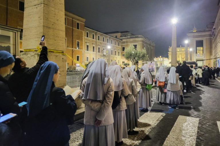 Casi 200.000 personas han pasado por la capilla ardiente de Benedicto XVI Casi 200.000 personas han pasado por la capilla ardiente de Benedicto XVI