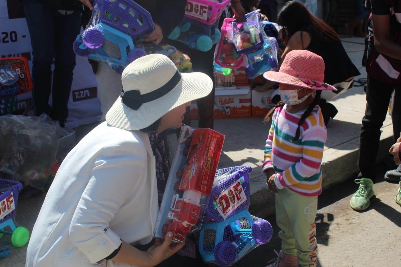 DIF entregó juguetes a niños en Loma Bonita