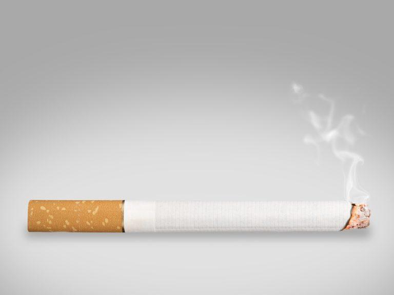 Queda prohibida la exhibición de cigarros Queda prohibida la exhibición de cigarros