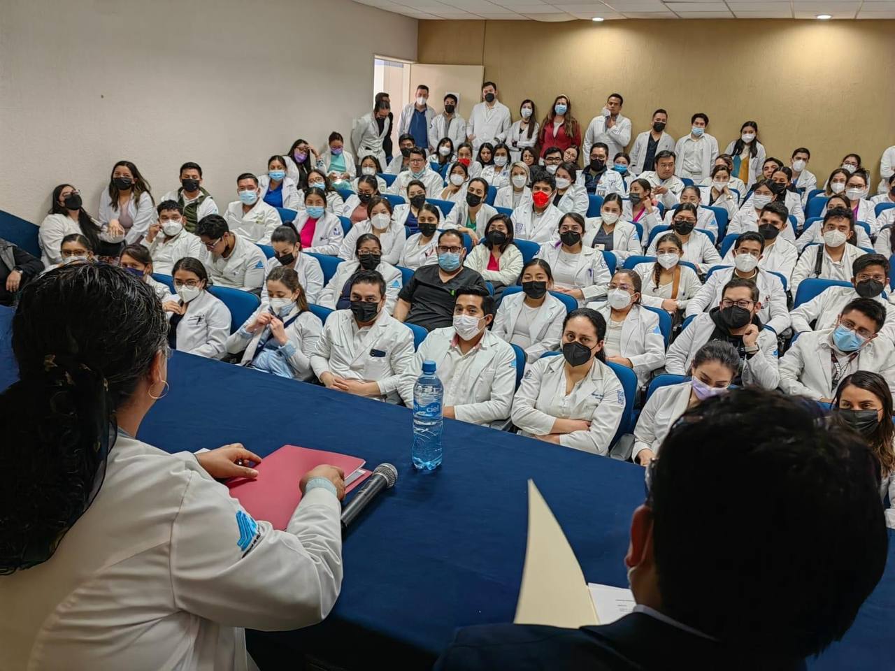 Abren oportunidad laboral para médicos residentes