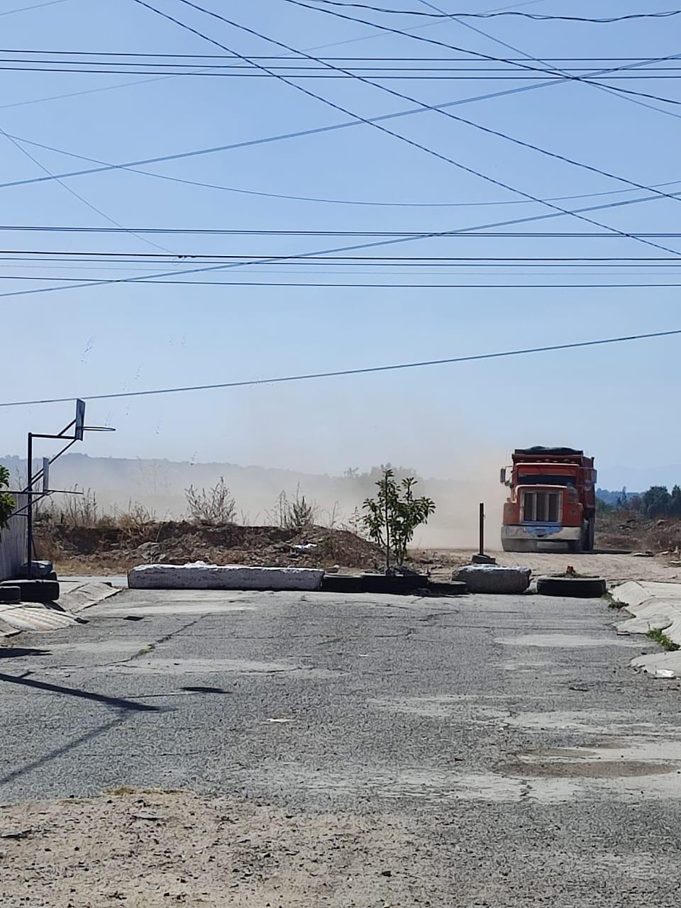 Conductores tiran desperdicio y tierra en calle deshabitada