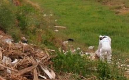 Hallaron el cadáver de un hombre en una zanja de aguas negras