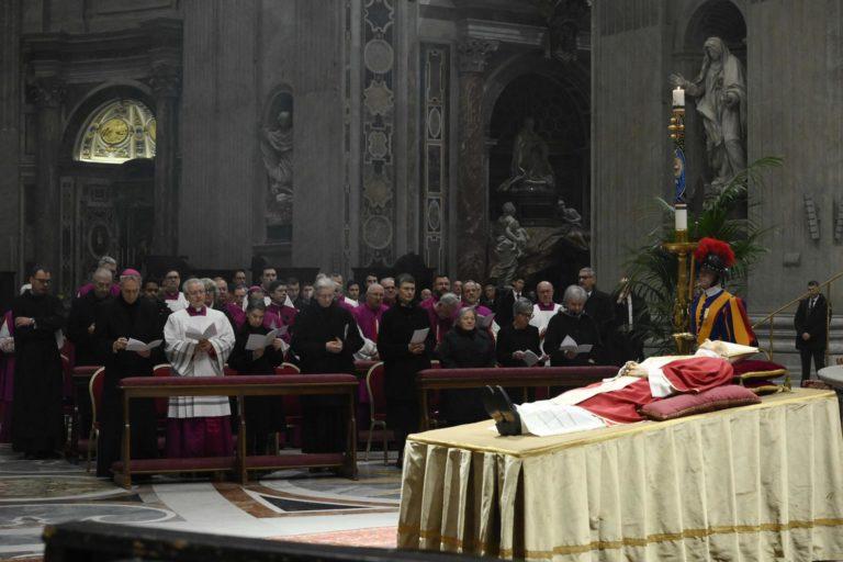 El papa emérito Benedicto XVI, es despedido por miles de fieles El papa emérito Benedicto XVI, es despedido por miles de fieles