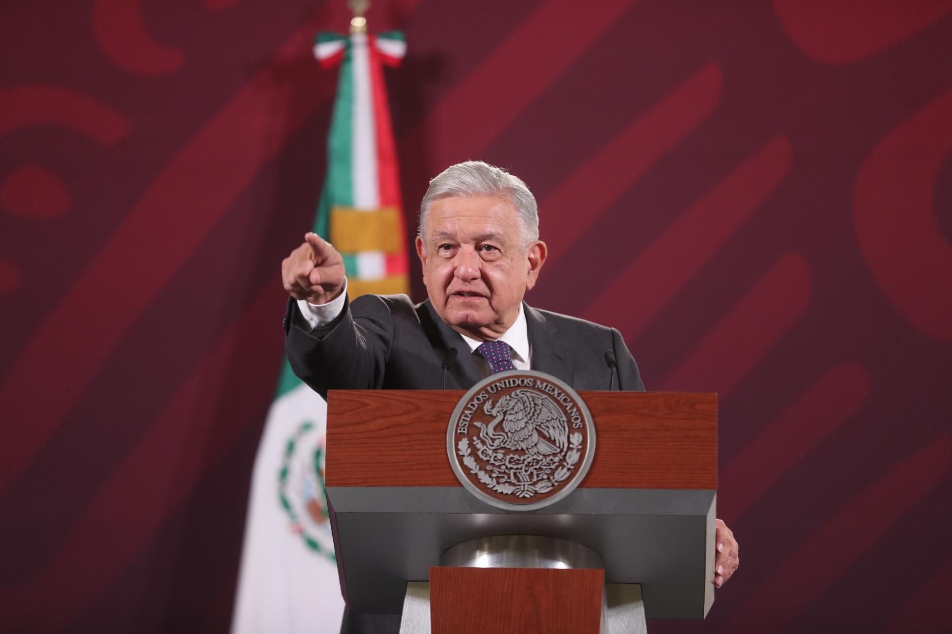 Pide AMLO a pobladores concluir autopista a Puerto Escondido