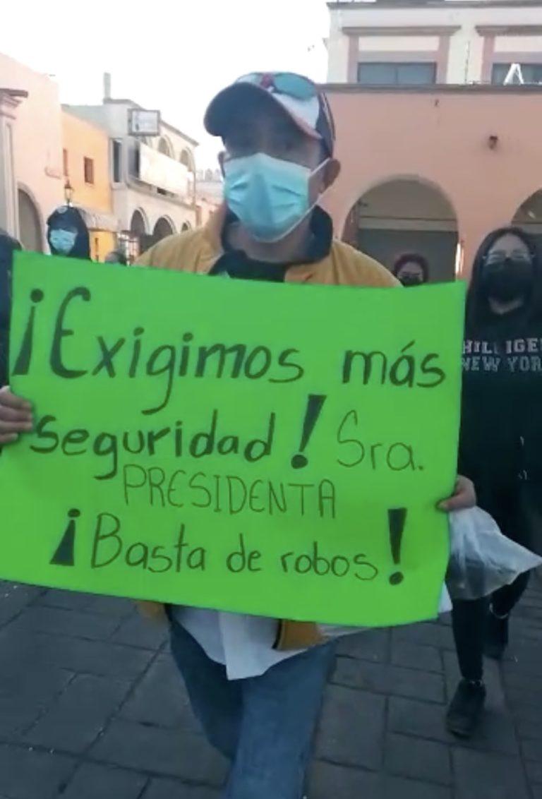 Padres de familia se manifiestaron frente a la presidencia municipal 